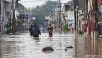 Akibat hujan deras dan banjir yang sangat tinggi di perumahan Pondok Gede Permai, listrik di kawasan itu juga sudah dimatikan sejak pukul 01.00 WIB dini hari.
