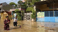 Hujan lebat yang terjadi sejak semalam menyebabkan banjir dibeberapa kawasan di Bekasi. Seperti di Perum PGP Jatiasih ini yang menjadi langganan banjir setinggi kurang lebih 60-90 cm.