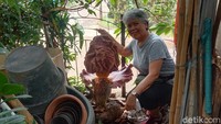 Kemunculan bunga bangkai, di halaman rumah milik Iswara itu menyita perhatian warga yang melintasi jalan tersebut. Tak jarang, warga yang melihatnya berfoto dengan bunga langka itu.