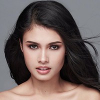 Rabiya Mateo mengungkapkan sedikit jati dirinya saat sesi tanya jawab bersama juri di panggung final Miss Universe Filipina 2020. Rabiya mengungkapkan dia berasal dari keluarga miskin. Ayahnya meninggalkannya dan ibunya saat dia kecil. Kondisi tersebut membuat ibunya yang harus menghidupi keluarga mereka. Foto: Dok. Instagram @themissuniverseph, @rabiyamateo