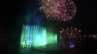 The Palm Fountain dibangun di atas area seluas 1.335 meter persegi. Lokasi ini berada di tengah distrik perbelanjaan dan pusat makanan The Pointe di Palm Jumeirah, sebuah pulau hasil reklamasi yang bentuknya seperti pohon palem.