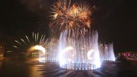Air mancur terbesar di dunia itu dibangun di dekat Burj Khalifa. Menurut Guinness, lebih dari 3.000 lampu LED, 7.500 nozel, yang dapat menembakkan air hingga 105 meter, menambah keindaha air mancur.
