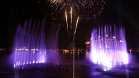 Kembang api meledak di atas The Palm Fountain di Dubai, Uni Emirat Arab, Kamis (22/10/2020) waktu setempat.