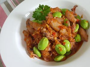 Resep Sambal Cumi Petai yang Pedas Nyengat