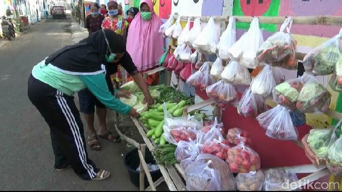 Sebuah kampung di Kota Probolinggo menyediakan sayur mayur dan lauk pauk gratis untuk warga yang membutuhkan. Ini merupakan bentuk saling menguatkan di tengah pendemi COVID-19.