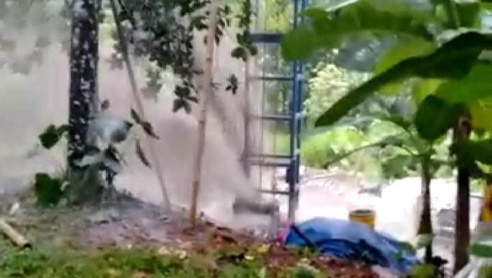 Semburan air di TPA Cipayung, Depok (Foto: Tangkapan layar video yang beredar)