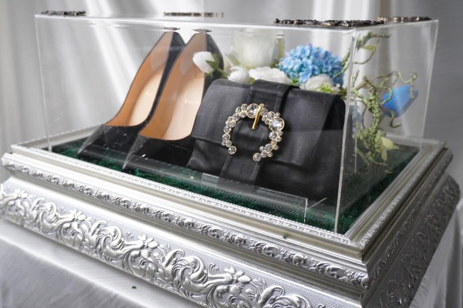 Untuk kotak seserahan akad, terdapat sebuah tempat cincin, mahar bingkai dan seperangkat alat salat. (Foto: Dok. Dita Seserahan Rosearbor)