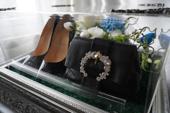 Dita mengatakan, seserahan akad nikah hadir dalam warna putih sesuai pilihan kedua mempelai. Dan untuk seserahan, nuansanya senada. Warna putih juga, hanya saja bunga-bunganya lebih ke warna putih dan biru muda, tambah Dita. Adapun sepatu yang dipilih bermerek Christian Louboutin dan tas pestanya dari koleksi Tory Burch. (Foto: Dok. Dita Seserahan Rosearbor)