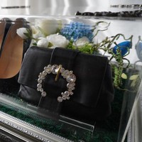 Dita mengatakan, seserahan akad nikah hadir dalam warna putih sesuai pilihan kedua mempelai. Dan untuk seserahan, nuansanya senada. Warna putih juga, hanya saja bunga-bunganya lebih ke warna putih dan biru muda, tambah Dita. Adapun sepatu yang dipilih bermerek Christian Louboutin dan tas pestanya dari koleksi Tory Burch. (Foto: Dok. Dita Seserahan Rosearbor)