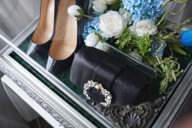 Untuk seserahannya, ada tiga kotak. Satu, berisi sepatu dan tas, lalu kedua berisi kue wajik sebagai simbol lengket-lengket, ketiga alat makeup dan toiletries, ungkap Dita. (Foto: Dok. Dita Seserahan Rosearbor)