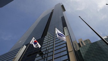 Semenjak hari itu, Samsung mulai serius mengangkat citranya dari produsen elektronik kelas dua menjadi vendor yang dihormati masyarakat dunia. Pidato Lee pun ditranskrip menjadi buku 200 halaman dan dibagikan ke seluruh karyawan sebagai motivasi. Foto: AP/Schalk van Zuydam