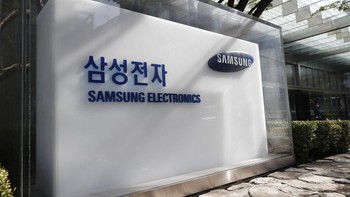 Pada Juni 1993, Lee mendarat di Frankfurt, Jerman. Dia mengumpulkan ratusan eksekutif Samsung dalam rapat besar di Falkenstein Grand Kempinski Hotel. Selama tiga hari, dia mengungkapkan visi masa depan Samsung dan apa yang harus dilakukan agar visi tersebut segera tercapai. Pidatonya kala itu disebut sebagai Frankfurt Declaration of 1993. Foto: AP/Schalk van Zuydam
