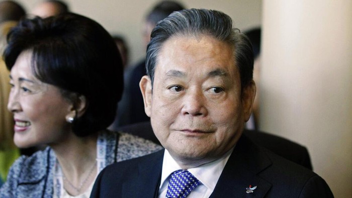 FILE - In this July 6, 2011, file photo, Samsung Chairman Lee Kun-hee, right, greets people from the South Korean delegation in Durban, South Africa, for the 123rd International Olympic Committee (IOC) session that will decide the host city for the 2018 Olympics Winter Games. Lee, the ailing Samsung Electronics chairman who transformed the small television maker into a global giant of consumer electronics, has died, a Samsung statement said Sunday, Oct. 25, 2020. He was 78. (AP Photo/Schalk van Zuydam, File)