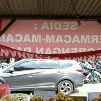 Duh kalau tulisannya ketutup gini jadi bikin penasaran kan.. Kira-kira selain gorengan dia jual apa lagi ya? Foto: Twitter/@erwinbimasakti