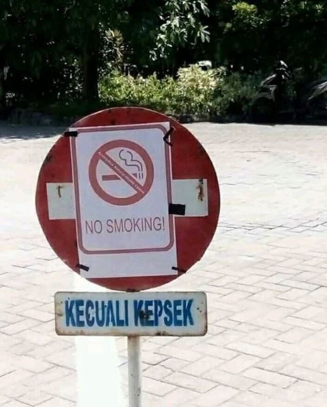 Gini jadinya kalau larangan ditempel di atas larangan lain. Bikin salah paham deh. Foto: Instagram/@idiotkasta