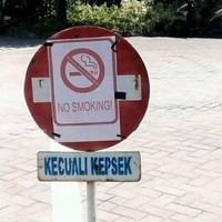 Gini jadinya kalau larangan ditempel di atas larangan lain. Bikin salah paham deh. Foto: Instagram/@idiotkasta