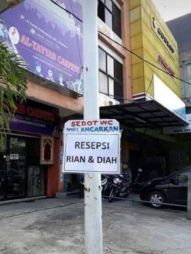 Kirain sedot WC cuma bisa melancarkan kloset di toilet ya, ternyata juga bisa melancarkan pernikahan loh. Keren.. Foto: Instagram/@receh.id