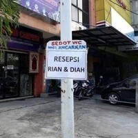 Kirain sedot WC cuma bisa melancarkan kloset di toilet ya, ternyata juga bisa melancarkan pernikahan loh. Keren.. Foto: Instagram/@receh.id