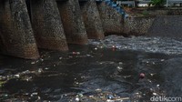 Dengan intensitas hujan yang tinggi setiap harinya, kondisi sungai Cipamokolan yang berada di Jalan Babakan Wardana, Kelurahan Cipamokolan, Kecamatan Rancasari, Kota Bandung rutin berwarna hitam dan terjadi penumpukan sampah.