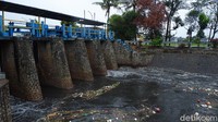 Pantauan detikcom di lokasi, air sungai berubah menghitam dan berbau saat hujan turun hari ini. Warga sekitar pun sering mengeluhkan dari bau tak sedap yang disebabkan kondisi tersebut.