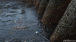 Sungai Cipamokolan Rutin Berwarna Hitam Saat Turun Hujan