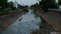 Begini penampakan Sungai Cipamokolan yang berwarna hitam.