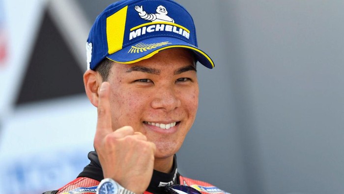 ALCANIZ, SPAIN - OCTOBER 24: Takaaki Nakagami of Japan and LCR Honda Idemitsu smiles and celebrates the MotoGP pole position at the end of the qualifying practice during the qualifying for the MotoGP of Teruel at Motorland Aragon Circuit on October 24, 2020 in Alcaniz, Spain. (Photo by Mirco Lazzari gp/Getty Images)
