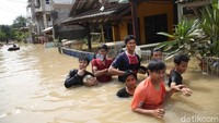 Banjir Bekasi tersebut merupakan banjir kiriman yang menggenangi perumahan saat tengah malam.