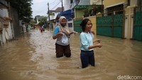 Banjir bahkan meluap hingga ketinggian 110 cm.