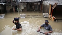 Hingga saat ini, banjir masih belum surut.