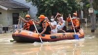 Tim SAR masih mengevakuasi warga yang terjebak banjir menggunakan perahu karet.