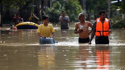 Terkini! Potret Banjir di Villa Jatirasa Bekasi
