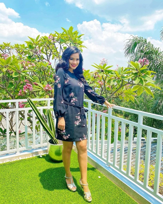 Titi Kamal termasuk yang ikut tren hobi memiliki tanaman hias gara-gara harus #dirumahsaja karena pandemi Corona. Hobinya ini bermula setelah dia pulang syuting dari Yogyakarta dan harus berada di rumah saja, Titi bingung harus melakukan kegiatan apa. Awalnya dia hanya menanam bunga bougenville. Foto: Instagram @titi_kamall