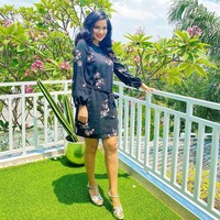 Titi Kamal termasuk yang ikut tren hobi memiliki tanaman hias gara-gara harus #dirumahsaja karena pandemi Corona. Hobinya ini bermula setelah dia pulang syuting dari Yogyakarta dan harus berada di rumah saja, Titi bingung harus melakukan kegiatan apa. Awalnya dia hanya menanam bunga bougenville. Foto: Instagram @titi_kamall