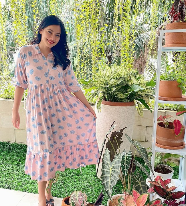 Dalam konten YouTube yang diunggahnya pertengahan September 2020 itu, Titi Kamal dengan fasih menyebutkan jenis-jenis tanaman hias yang di koleksinya. Artis 38 tahun itu menyebutkan tanaman koleksinya di antaranya jenis kuping gajah dorayaki, waru varigata, alocasia cuprea, keladi tengkorak, keladi neon, iresine herbstii, philodendron congo, philodendron hati, melanochrysum, keladi thailand, alocasia silver, aglonema, kuping gajah, syngonium variegata, caladium thai beauty, begonia mocca, lidah kera, dolar, oxalis, lidah mertua, kaktus koboi, peperomia watermelon, dan caladium sunset pink. Foto: Instagram @titi_kamall