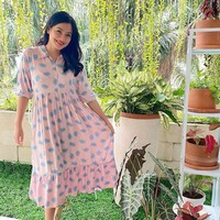 Dalam konten YouTube yang diunggahnya pertengahan September 2020 itu, Titi Kamal dengan fasih menyebutkan jenis-jenis tanaman hias yang di koleksinya. Artis 38 tahun itu menyebutkan tanaman koleksinya di antaranya jenis kuping gajah dorayaki, waru varigata, alocasia cuprea, keladi tengkorak, keladi neon, iresine herbstii, philodendron congo, philodendron hati, melanochrysum, keladi thailand, alocasia silver, aglonema, kuping gajah, syngonium variegata, caladium thai beauty, begonia mocca, lidah kera, dolar, oxalis, lidah mertua, kaktus koboi, peperomia watermelon, dan caladium sunset pink. Foto: Instagram @titi_kamall