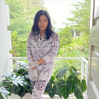 Koleksi tanaman hias tak hanya memenuhi lantai satu rumah Titi. Pada lantai dua rumahnya pun ada area kecil untuk menempatkan berbagai tanaman hiasnya. Pada lantai dua, bintang sinetron Janji Suci itu meletakkan tanaman hias monstera king, peace lily, kuping gajah, sirih gading, calathea silver, brekele, dan philo jari. Tanaman koleksi Titi lainnya adalah spring of pearl, begonia mocca, janda bolong, dan zz plant. Foto: Instagram @titi_kamall