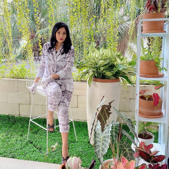 Bintang film dan sinetron itu kemudian membeli tanaman hias lotus dan berbagai jenis tanaman hidroponik yang disukai suaminya Chrisian Sugiono. Dia juga memesan rak tanaman berwarna putih. Pada saat itu, dia hanya memiliki satu tanaman hias pemberian rekan artis Tissa Biani. Foto: Instagram @titi_kamall