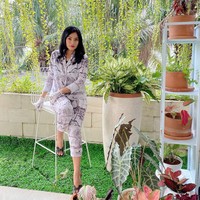 Bintang film dan sinetron itu kemudian membeli tanaman hias lotus dan berbagai jenis tanaman hidroponik yang disukai suaminya Chrisian Sugiono. Dia juga memesan rak tanaman berwarna putih. Pada saat itu, dia hanya memiliki satu tanaman hias pemberian rekan artis Tissa Biani. Foto: Instagram @titi_kamall