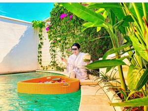 Via Vallen Begaya Seru Saat Nikmati Floating Breakfast