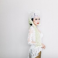 Di momen spesial tersebut, Vicy Melania menjelma sebagai pengantin Sunda. Ia memakai kebaya bernuansa putih dari Kopaka Bridal Couture by Misa. (Foto: Dok. Moire Photo/ Bridestory)