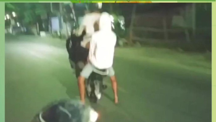 Video pengendara atraksi angkat ban depan motor di Sulsel viral di media sosial.