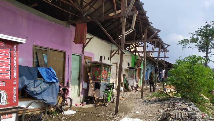 Warga Babelan Bekasi mulai perbaiki rumah pasca diterjang puting beliung (Foto: Luqman/detikcom)