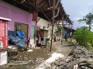 Warga Babelan Bekasi Mulai Perbaiki Rumah Usai Diterjang Puting Beliung