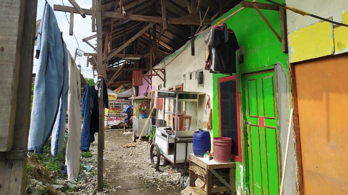 Warga Babelan Bekasi mulai perbaiki rumah pasca diterjang puting beliung (Foto: Luqman/detikcom)