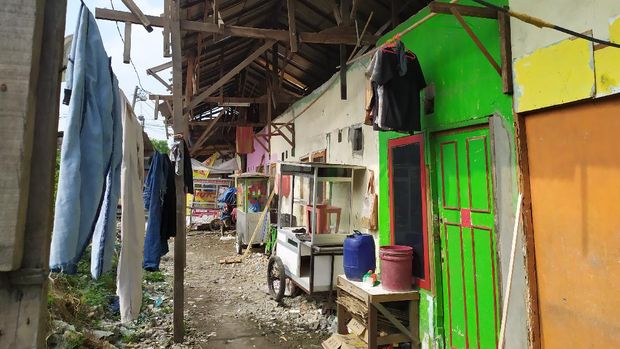 Warga Babelan Bekasi mulai perbaiki rumah pasca diterjang puting beliung (Foto: Luqman/detikcom)