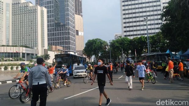 Warga berolahraga di Bundaran HI di masa PSBB transisi terakhir