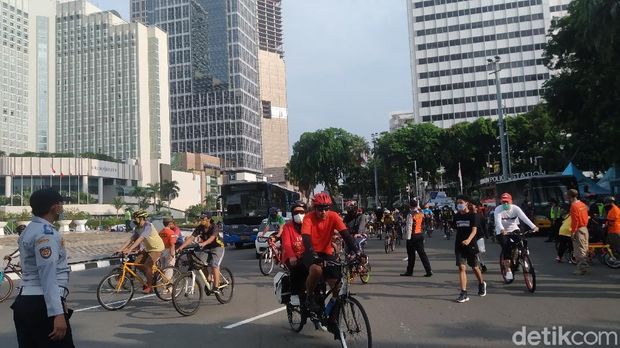 Warga berolahraga di Bundaran HI di masa PSBB transisi terakhir