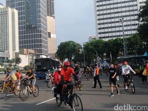 PSBB Transisi DKI, Warga Ramai Olahraga di Bundaran HI