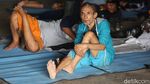 Warga Korban Banjir Mengungsi di Gudang Logistik BNPB Bekasi